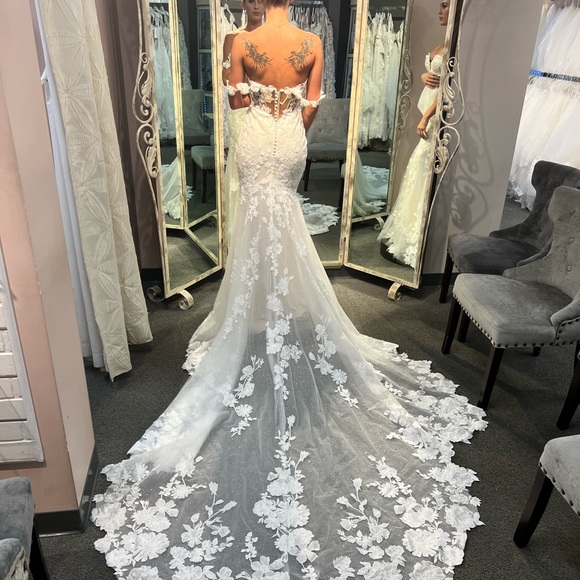 ENZOANI Summer 2023 Bridal Gown size 2 - Picture 5 of 10